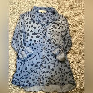 Side Stitch LA Soft Blue Jean Leopard Print Button Down Blouse Size S (NEW)